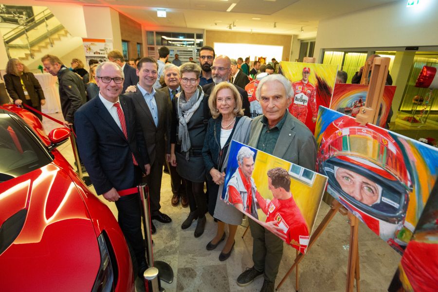 Am Eröffnungsabend erstrahlte das Foyer des Kreishauses in Ferrari-Rot: v.l.: Landrat Manfred Müller, Claudius Rudolphi (Sparkasse Paderborn-Detmold), Dr. Graziano Mangoni (Vize-Präsident Associazione gemellaggio Mantova-Paderborn), Ornella van Tongern (1. Vorsitzende „Freundeskreis Mantua“), Nicole Michaelis (Direktorin des Gymnasiums Theodorianum), Dr Vittorio Spampinato (Direktor desMuseums Ca‘ la Ghironda) und Filippo di Mario (Fotograf und Künstler der Schumacher-Bilder). Bildrechte: Oliver Krato für den Kreis Paderborn